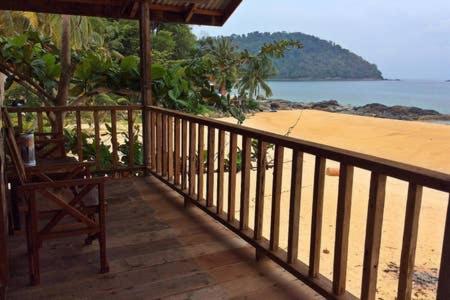 Beachfront Hut Downstairs Astra - Beach Shack Chalet Kampong Juara Exteriér fotografie